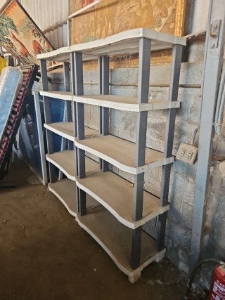 Estantería de plástico gris y blanco