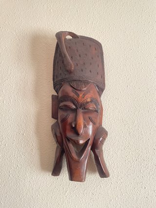 Máscara africana de madera tallada