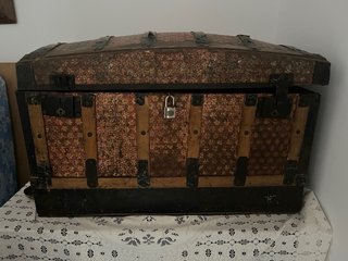 Cuadro Sagrado Corazón y Baúl Antiguo