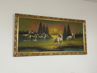 Cuadro Sagrado Corazón y Baúl Antiguo