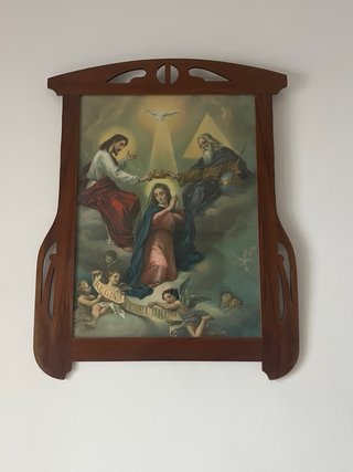 Cuadro Sagrado Corazón y Baúl Antiguo