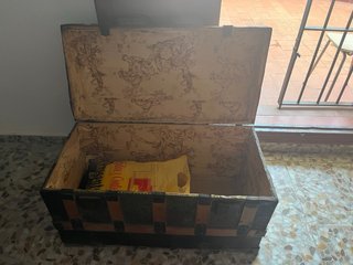 Cuadro Sagrado Corazón y Baúl Antiguo