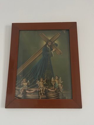 Cuadro Sagrado Corazón y Baúl Antiguo