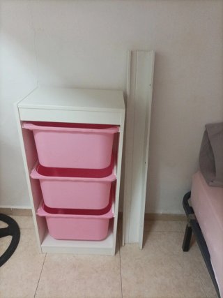 Mueble de almacenaje Ikea con 3 cajones rosas