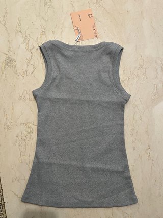 Miu Miu Top Gris Talla S con Logo Brillante