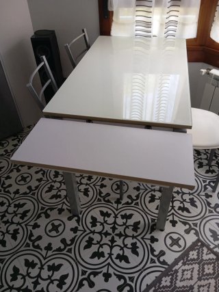 Mesa de cocina blanca extensible con 3 sillas