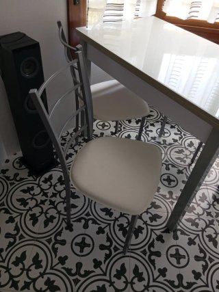 Mesa de cocina blanca extensible con 3 sillas