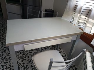 Mesa de cocina blanca extensible con 3 sillas