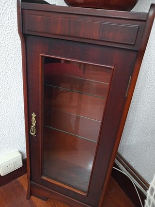 Vitrina de madera con 2 baldas de cristal
