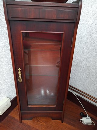 Vitrina de madera con 2 baldas de cristal