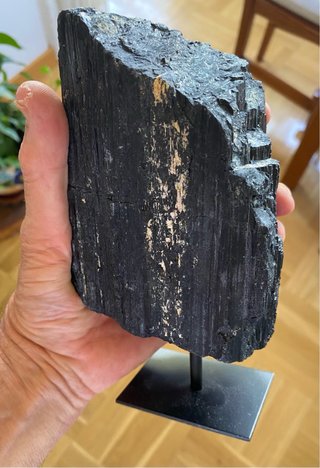 Mineral Turmalina Negra con Soporte Metálico