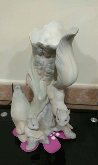 Jarrón de porcelana con ardillas