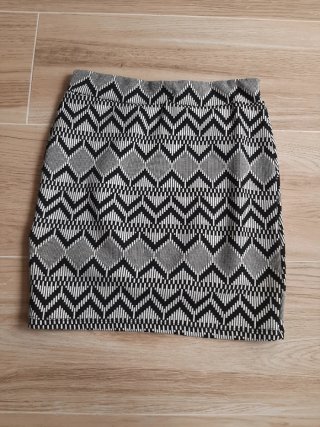 Falda Asimétrica Gris/Negra Stradivarius Talla M.