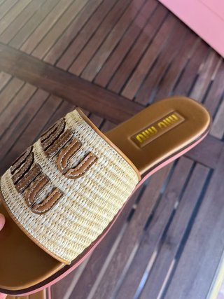 Sandalias Miu Miu Beige y Marrón
