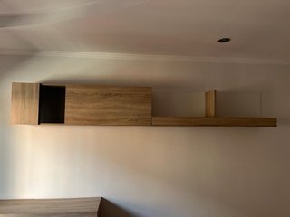 Mueble de salón modular madera y blanco