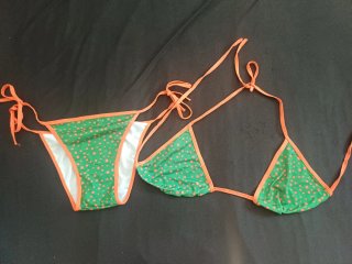 Bikini verde con lunares naranjas