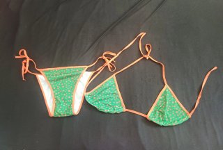 Bikini verde con lunares naranjas