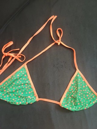 Bikini verde con lunares naranjas