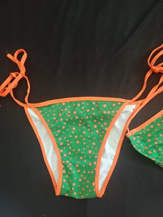 Bikini verde con lunares naranjas