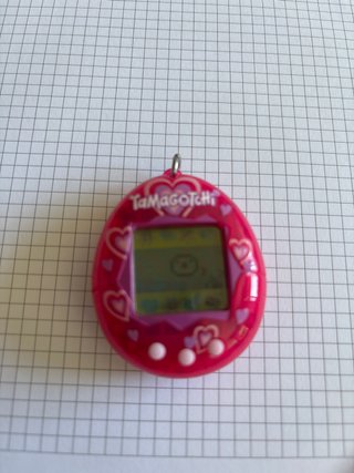 Tamagotchi rosa con corazones