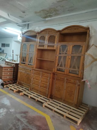 OFERTON.  Mueble de madera con vitrina