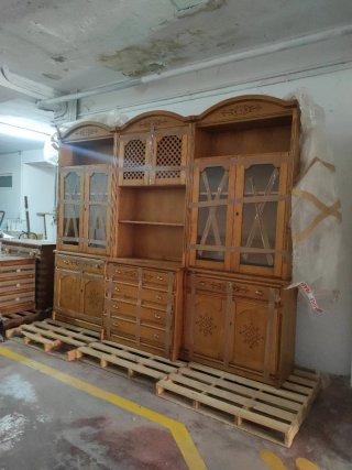 OFERTON.  Mueble de madera con vitrina