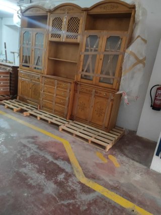 OFERTON.  Mueble de madera con vitrina