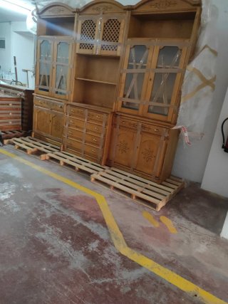 OFERTON.  Mueble de madera con vitrina