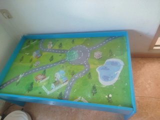 Mesa infantil azul con circuito de coches