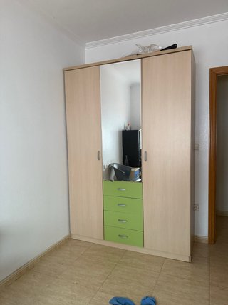 Armario de dormitorio con espejo y cajonera –
