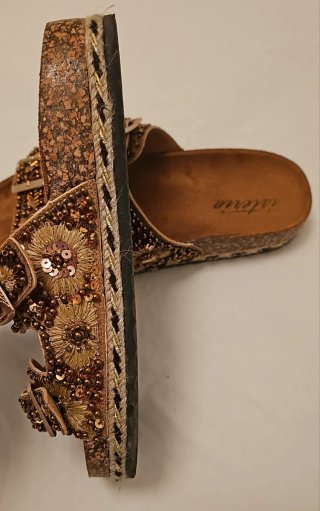 Sandalias Isteria Marrones con Adornos Dorados