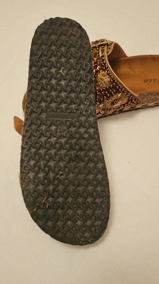 Sandalias Isteria Marrones con Adornos Dorados