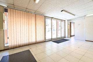 Local comercial en venta en La Font de la Guatlla en Barcelona