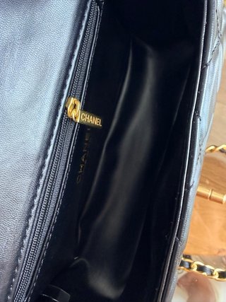 Bolso Chanel negro cadena detalles corazón