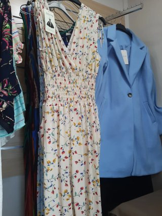 Vestido floral con cinturón elástico