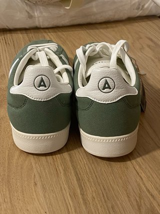 Zapatillas deportivas verdes y blancas