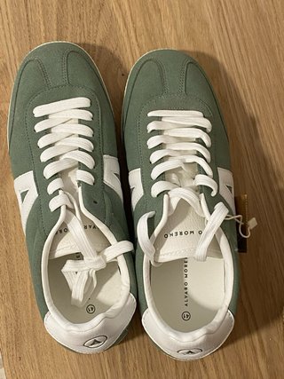 Zapatillas deportivas verdes y blancas