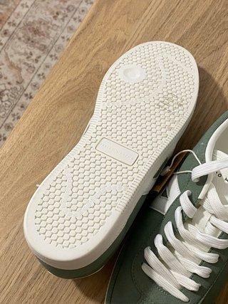 Zapatillas deportivas verdes y blancas