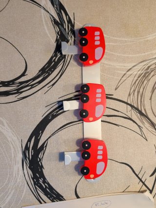 Perchero infantil coche rojo