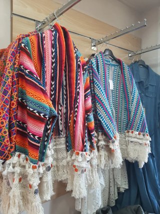 Cárdigan boho étnico con flecos