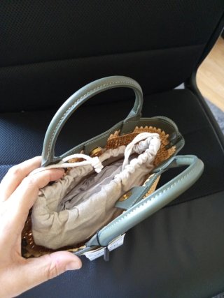 Bolso de rafia y piel verde