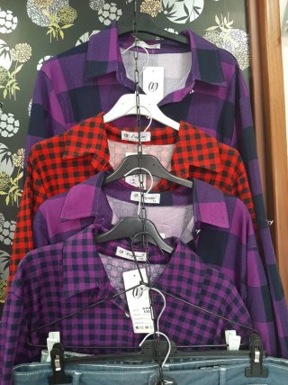 Camisas a cuadros moradas y rojas