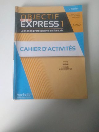 Libro y cuaderno de actividades de francés.