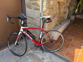 Bicicleta de carretera Trek roja y blanca