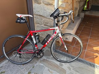 Bicicleta de carretera Trek roja y blanca