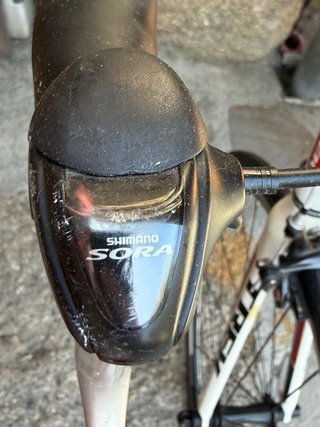Bicicleta de carretera Trek roja y blanca