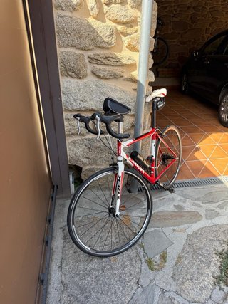 Bicicleta de carretera Trek roja y blanca