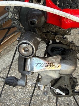 Bicicleta de carretera Trek roja y blanca