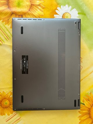 Portátil CHUWI gris con pantalla OLED táctil