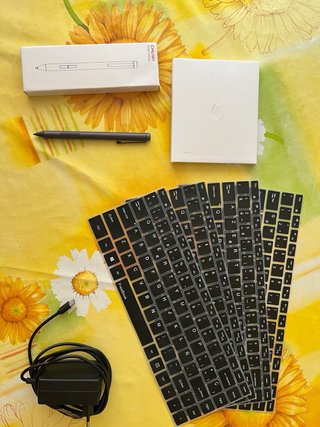 Portátil CHUWI gris con pantalla OLED táctil